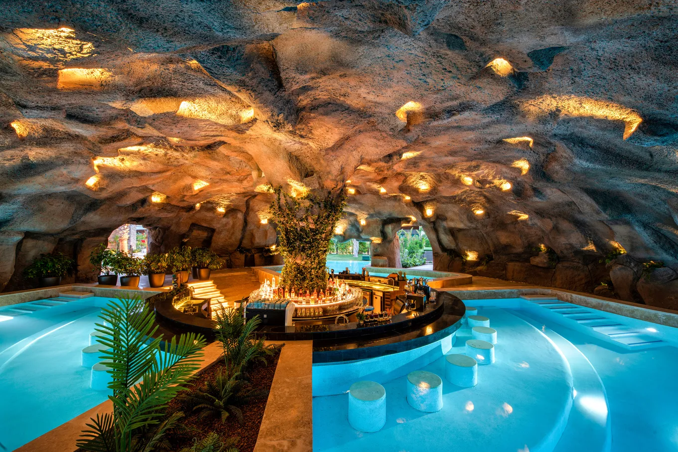 Amber Lagoon Cave Bar Regnum The Crown