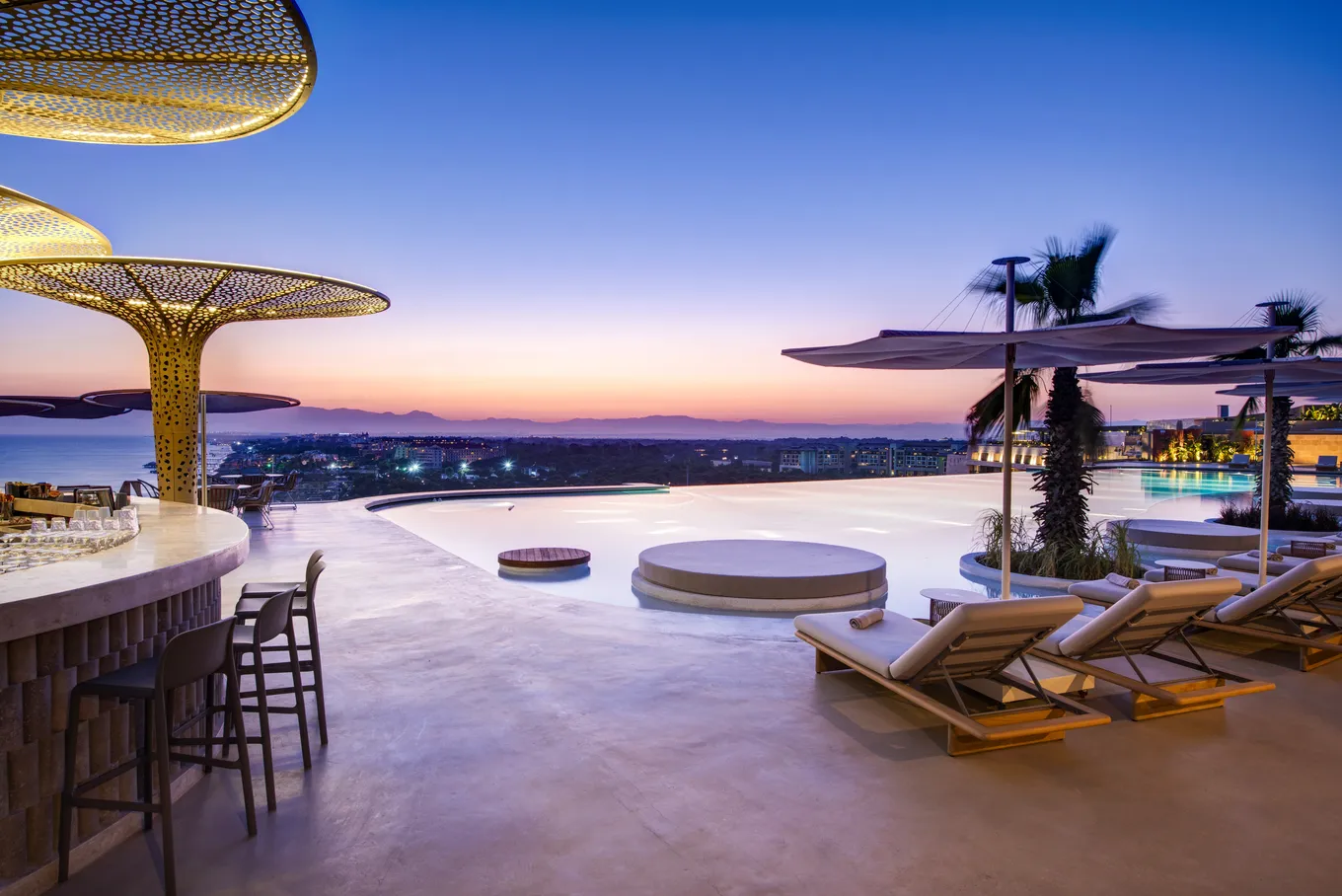 Seven Rooftop 18+ Regnum The Crown