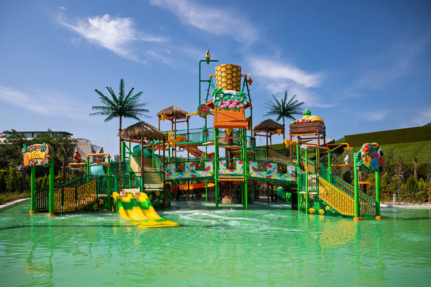 Aqualantis 20 000 м² — гостям Crown